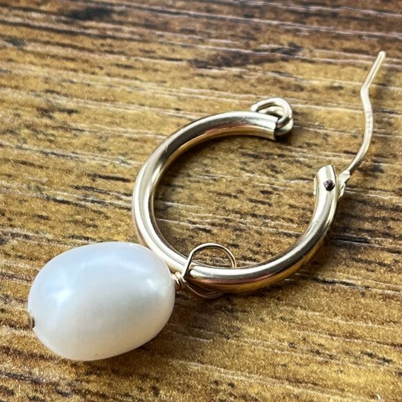 GLDN Kana Earrings 14k Gold Filled 20mm Pearl Charm Hoops - Picture 4 of 4